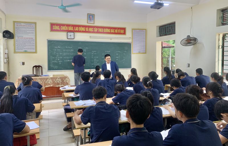 THÂN GỬI CÁC EM HỌC SINH LỚP 12 YÊU QUÝ